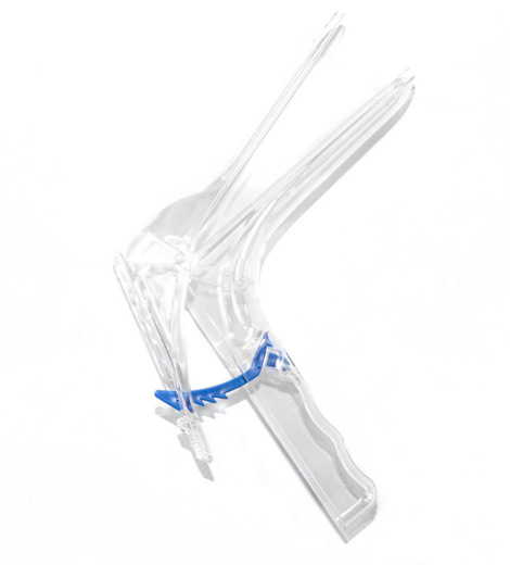 Articulo de uso medico, desechable, elaborado con plástico grado medico transparente; consta de dos valvas que se articulas entre si, mediante un mecanismo adecuado para proporcionar diferentes aberturas (mínimo 3).

Mecanismo de autorretención, valva superior y valva inferior.                                                                                                                                                                                                                       Mecanismo de autorretención: mecanismo constituido pro cuantas partes sea necesario, de tal forma que permite la articulación y desplazamiento de la valva superior con facilidad, para obtener diferentes aberturas del espejo, su diseño es tal que garantiza lo siguiente:                                                                                                                                                                                                                         Al ser insertadas y posicionadas las valvas del espejo en la abertura deseada en la cavidad vaginal, proporciona la estabilidad necesaria para evitar el cierre brusco de la valva superior que ocasione traumatismo a los tejidos.                                                                                                                                                                                                                             
Permite el cierre de la valva superior sin ninguna dificultad para retirarlo de la cavidad vaginal ya que si el mecanismo se traba se generan movimientos bruscos al tratar de liberarlo, lo que ocasiona traumatismo en los tejidos.                                                                                              
Valva superior: porción alargada del espejo que entra en contacto con las paredes de la vagina, de forma cóncava y punta redondeada con bordes romos en el extremo proximal y un asidero en el extremo distal, cuyo diseño ergonómico es tal, que permite su fácil manipulación, así como su empalme con la valva inferior. La parte superior de asidero tiene una ventana oval y la parte inferior del mismo forma parte del mecanismo de autorretención.                                                                                                                                                                                         

Valva inferior: porción alargada del espejo, que entra en contacto con las paredes de la vagina, de forma cóncava y punta redonda, con bordes romo en el extremo proximal y un asidero en el extremo distal, cuyo diseño ergonómico es tal que permite su fácil manipulación, así como su empalme con la valva superior.                                                                                                                                                                                      

La parte inferior del asidero forma parte del mecanismo de autorretención, el cual permite el desplazamiento de la valva superior o articulación de la misma.